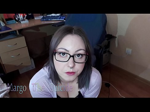 ❤️ 性感的眼镜女孩在镜头前深深地吸吮假阳具 Anal video﹏﹏