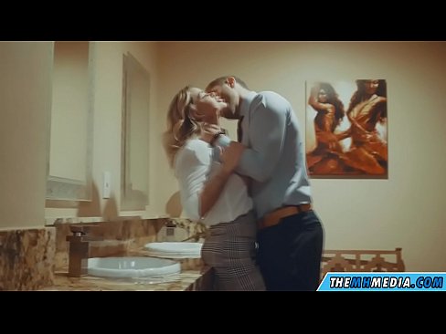 ❤️ 当一个胸大无脑的金发女郎在公共厕所里勾引你时 Anal video﹏﹏